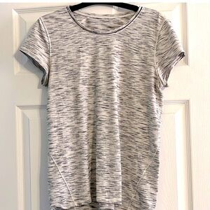 Lululemon Athletica short sleeve lightweight shirt size 6